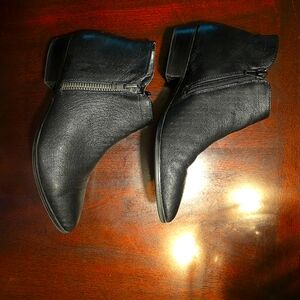 Ladies Naturalizer Black Leather Ankle Boots